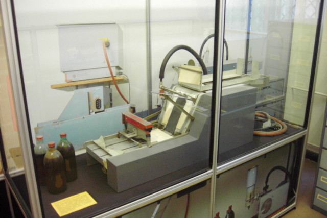 Stasi machine to reseal envelopes